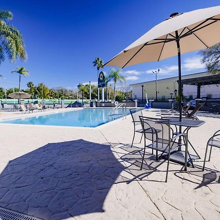 La Quinta Inn By Wyndham Tampa Near Busch Gardens Exterior photo