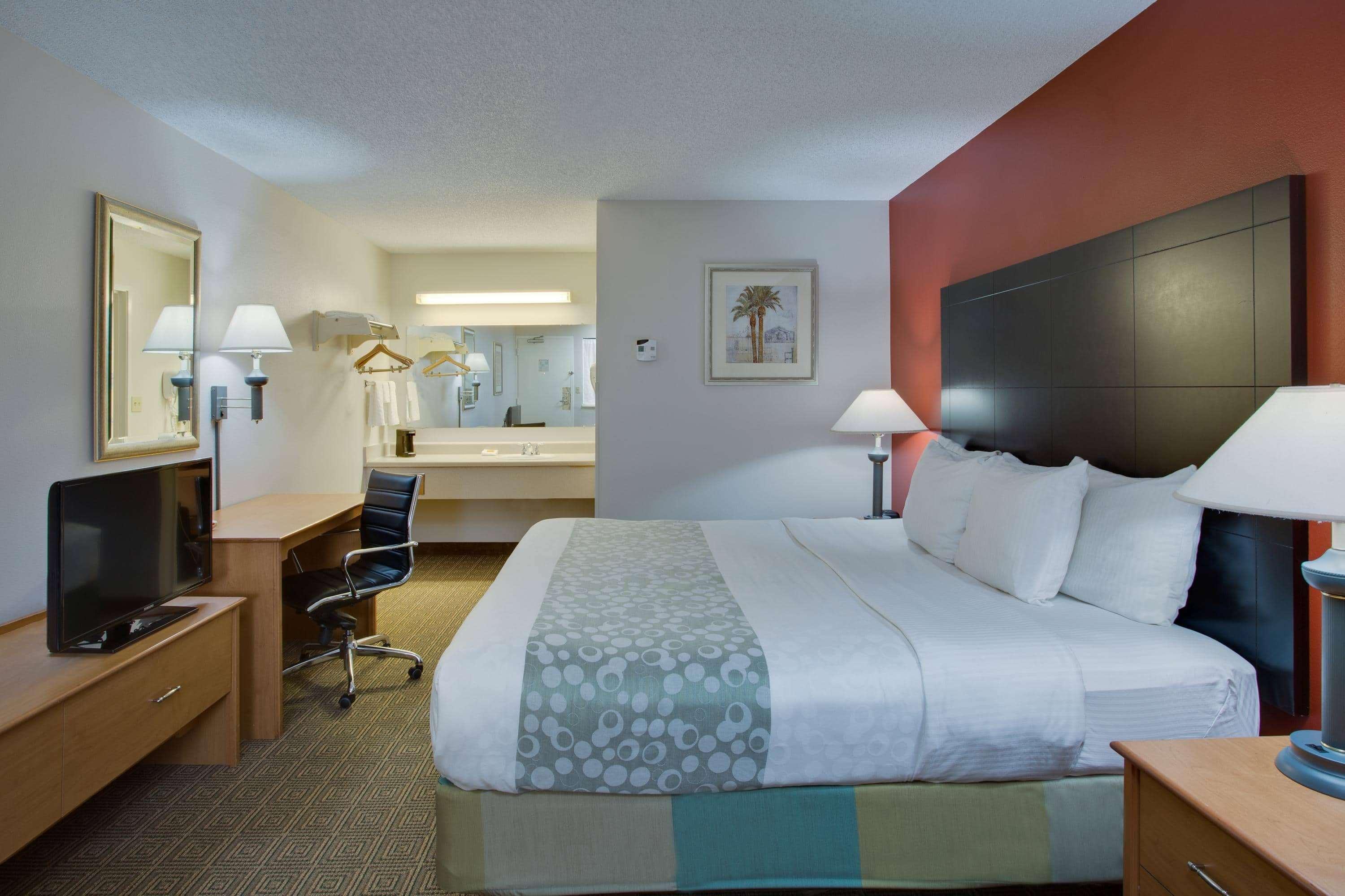 La Quinta Inn By Wyndham Tampa Near Busch Gardens Exterior photo