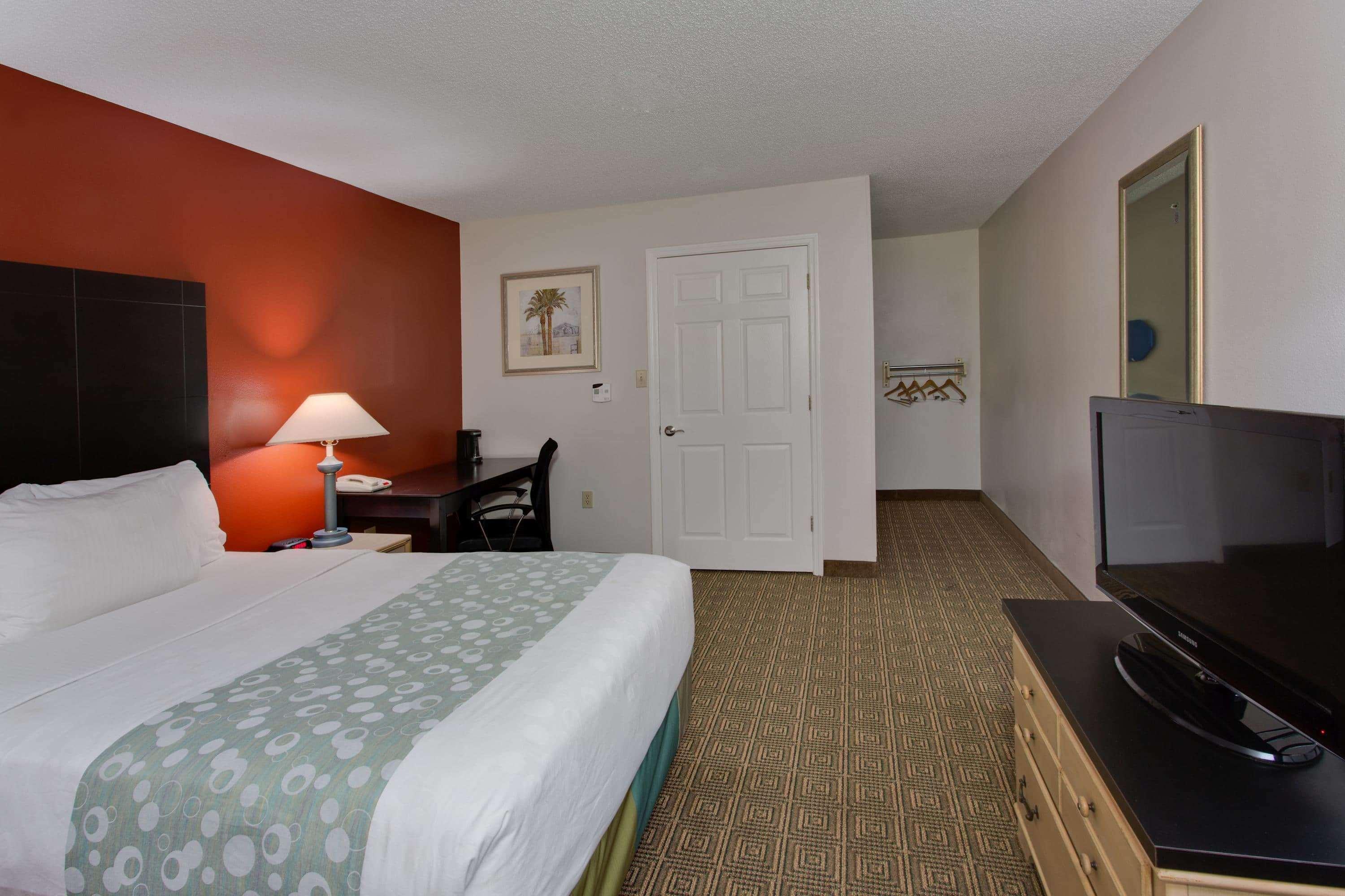 La Quinta Inn By Wyndham Tampa Near Busch Gardens Exterior photo