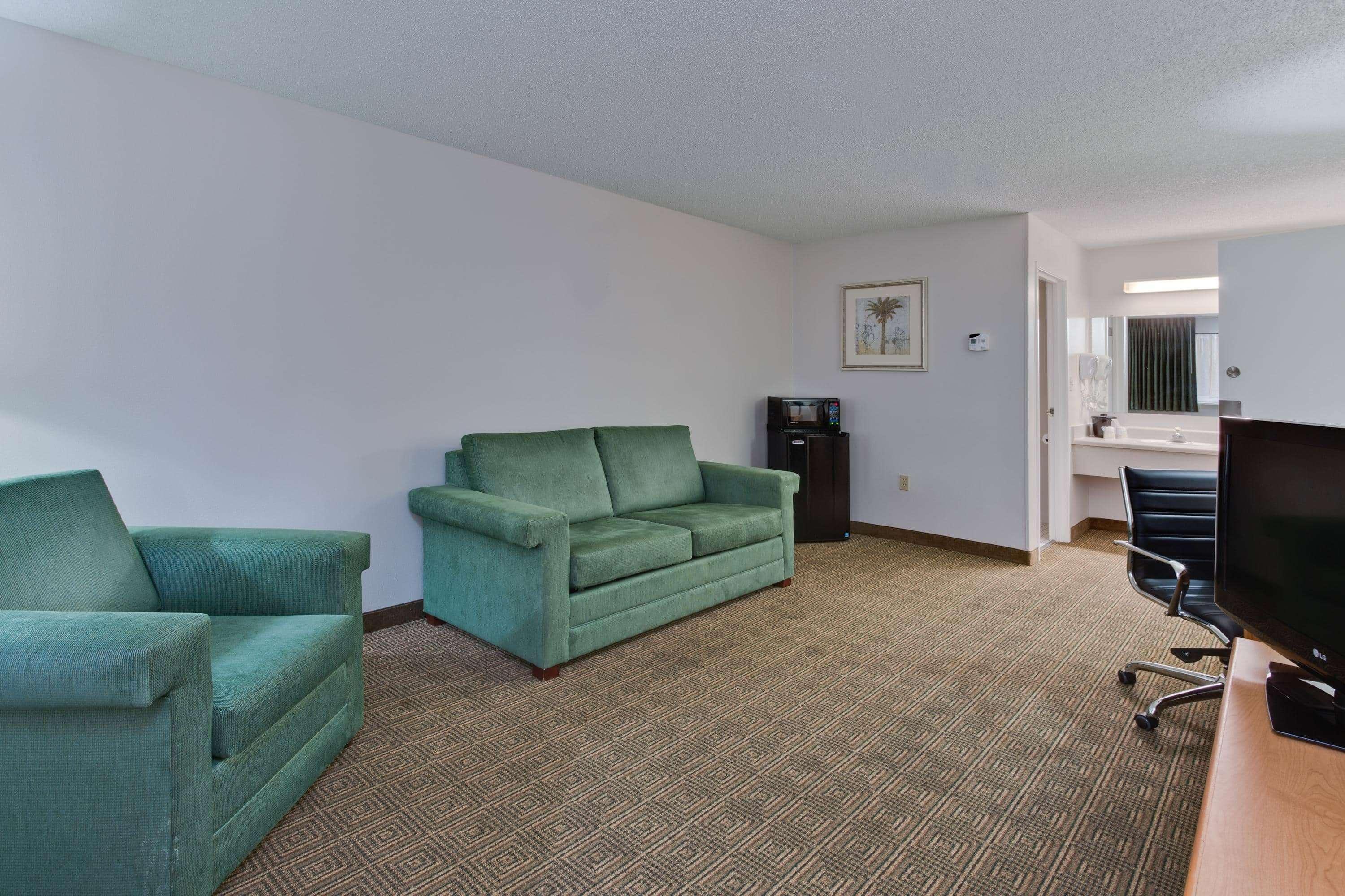 La Quinta Inn By Wyndham Tampa Near Busch Gardens Exterior photo