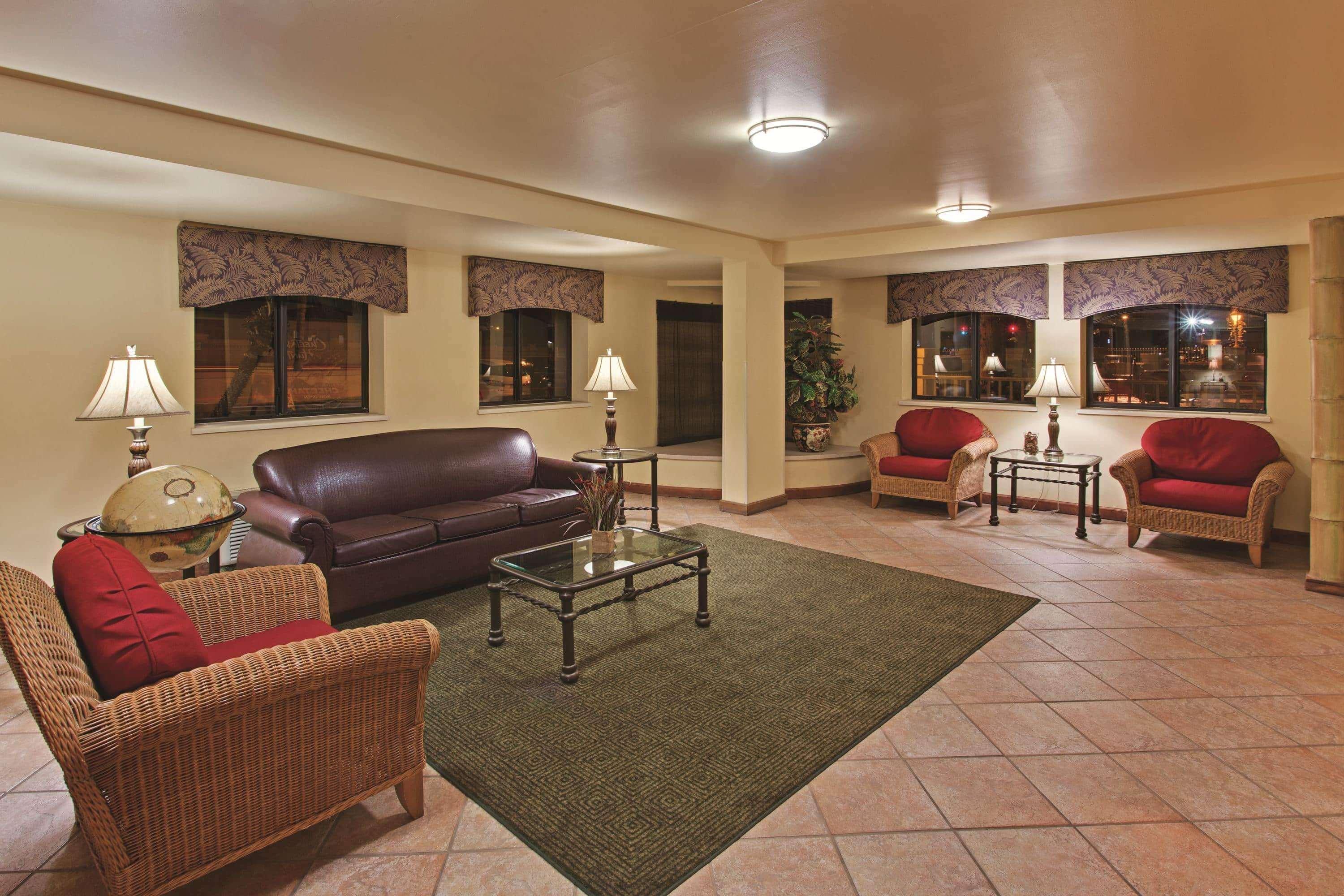 La Quinta Inn By Wyndham Tampa Near Busch Gardens Exterior photo