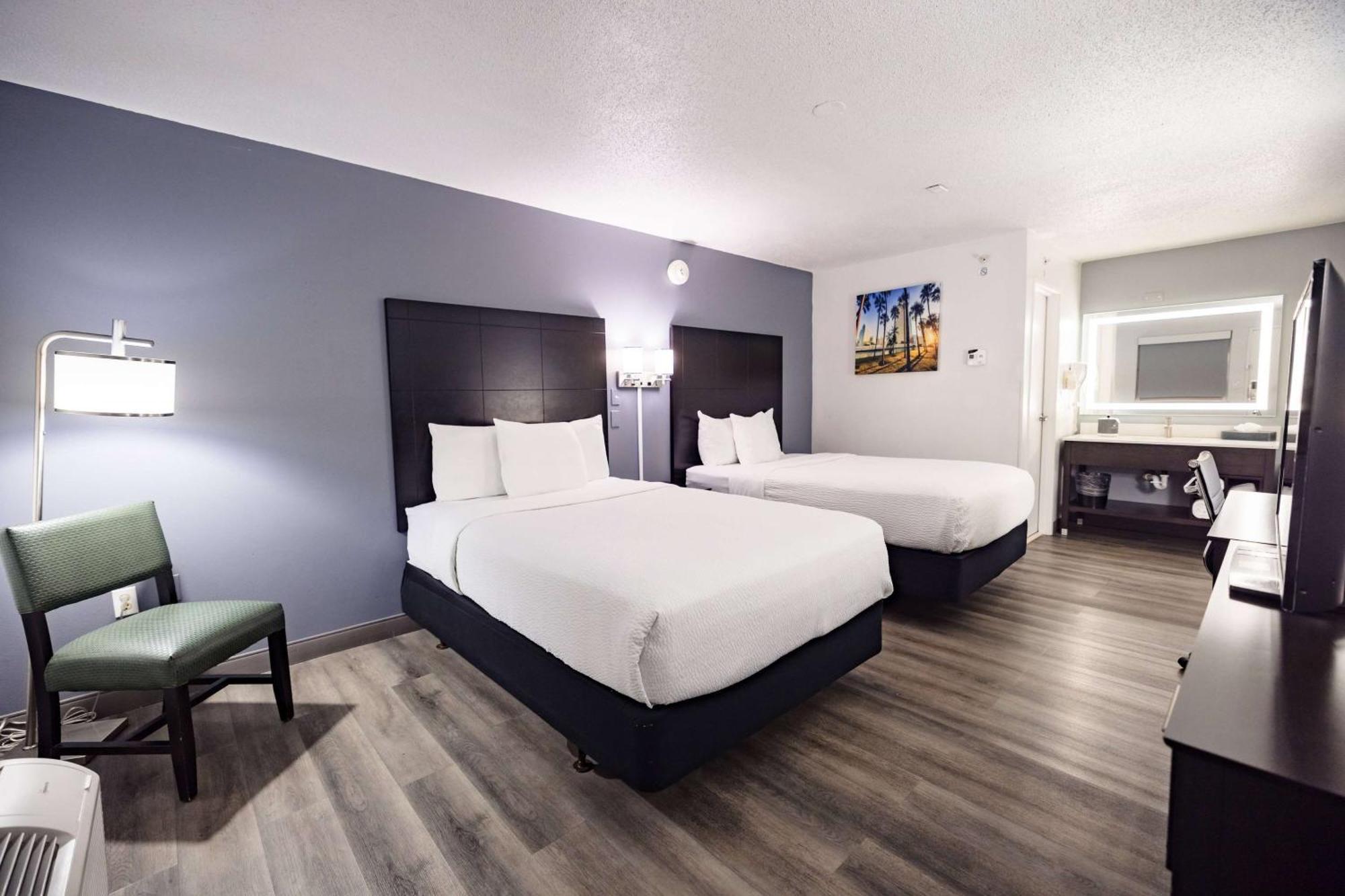 La Quinta Inn By Wyndham Tampa Near Busch Gardens Exterior photo