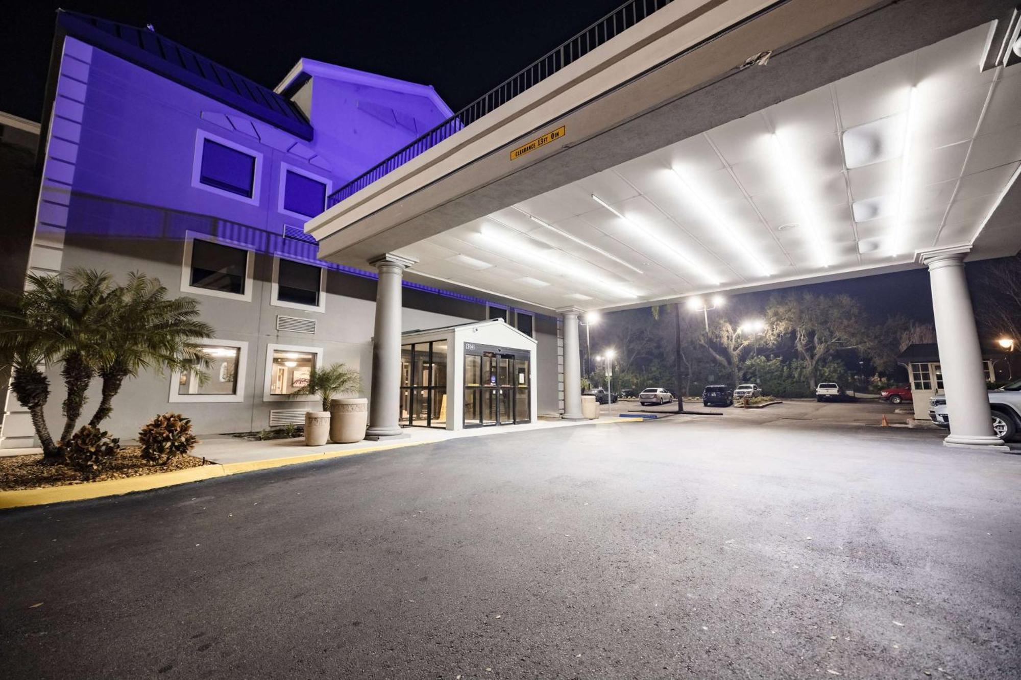 La Quinta Inn By Wyndham Tampa Near Busch Gardens Exterior photo