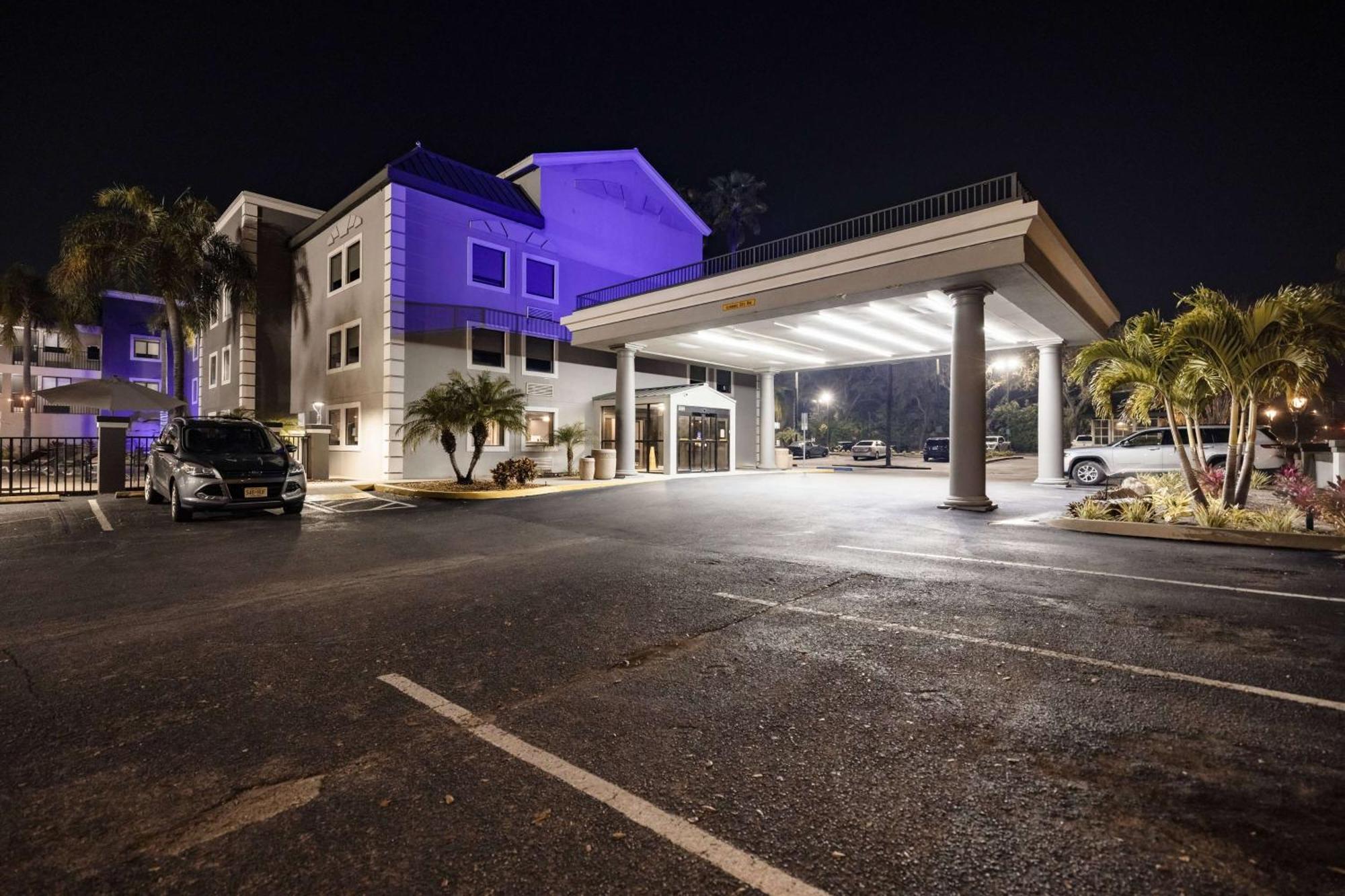 La Quinta Inn By Wyndham Tampa Near Busch Gardens Exterior photo