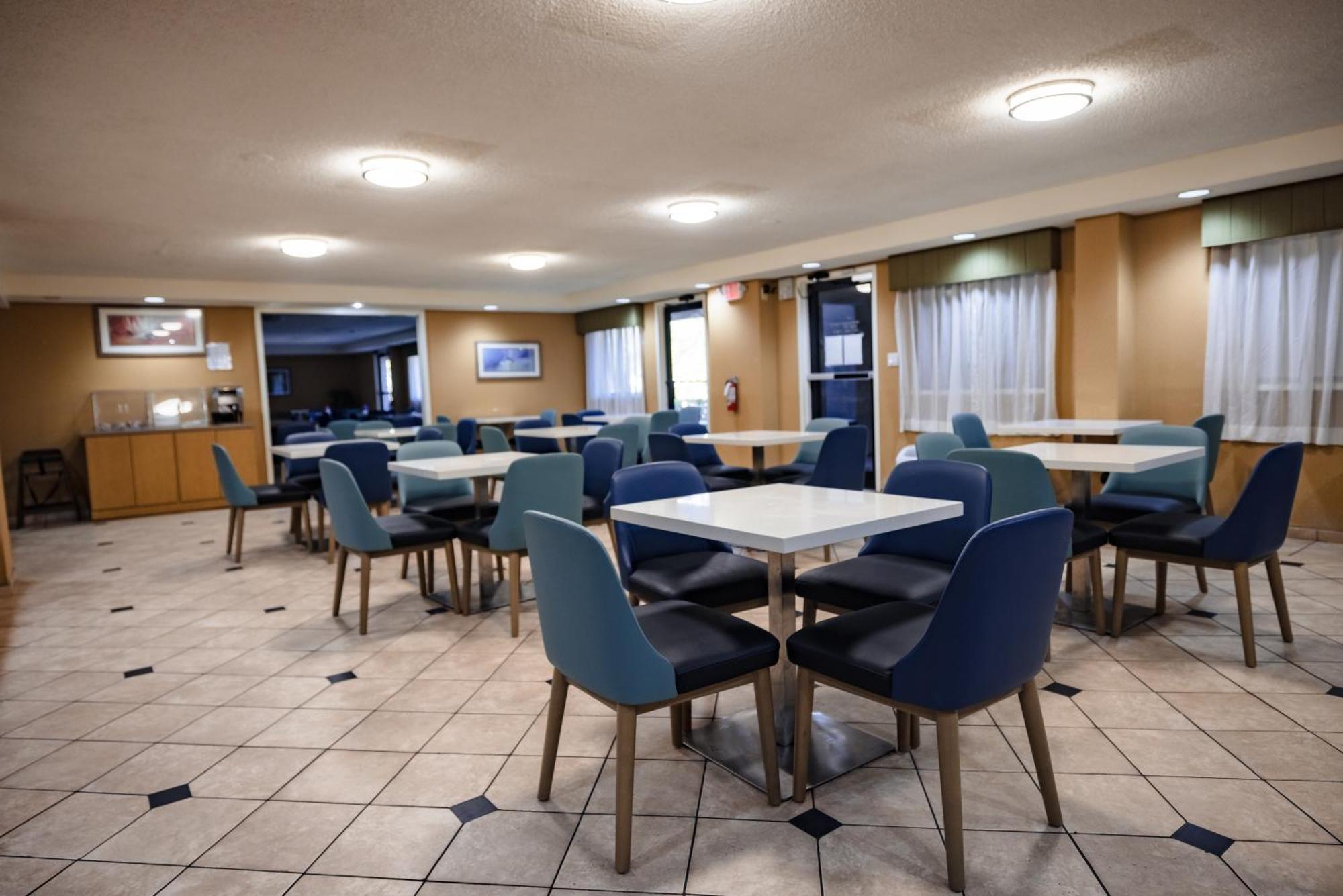 La Quinta Inn By Wyndham Tampa Near Busch Gardens Exterior photo
