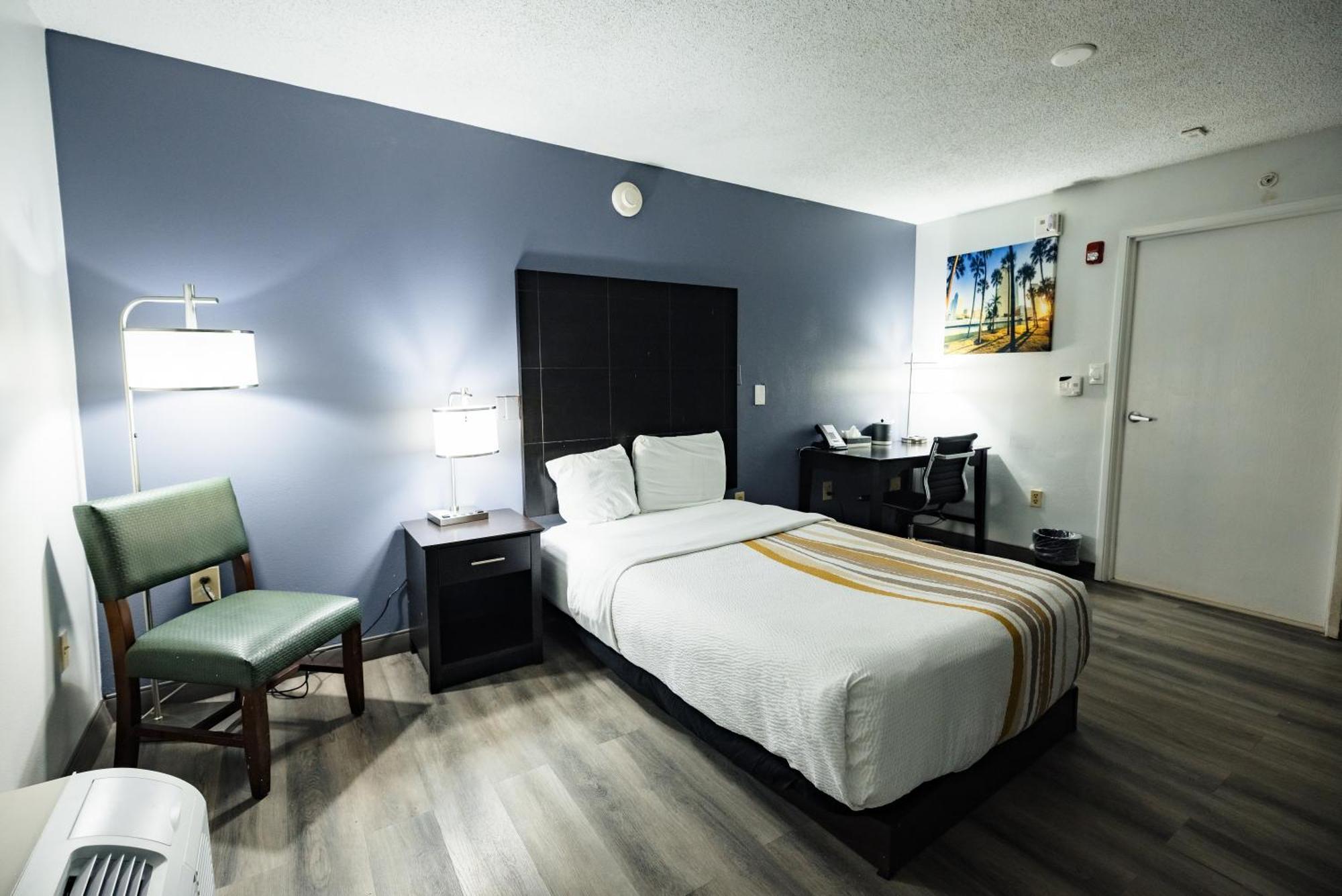 La Quinta Inn By Wyndham Tampa Near Busch Gardens Exterior photo